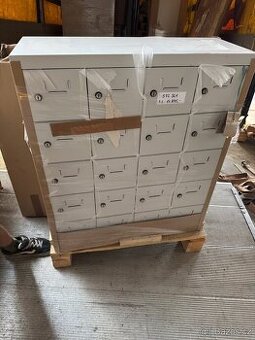 Plechová skříň s 20ti poličkami na zámek.