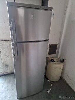 Stribrna lednice Electrolux