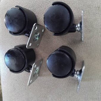 Prodám pojezdové kolečka + šroubky