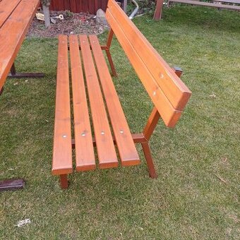 zahradní lavice se stolem