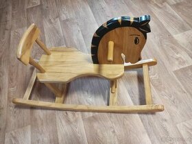 Dřevěný houpací kůň