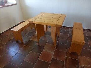 Dřevěný stůl a lavice