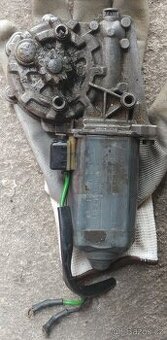 Mercedes W124 motorek pro stahování okna