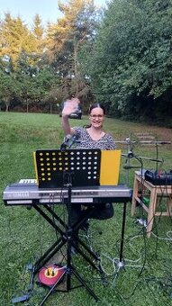 Živá hudba/Dj - Nikola Hamplová