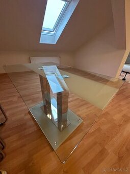 Prodám skleněný málo používaný stůl vč. 4 ks židlí a konfere