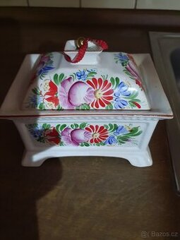 Krásný porcelán, sklo, a nástěnný mlýnek