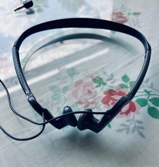 Náhlavní lehounká sluchátka Panasonic.