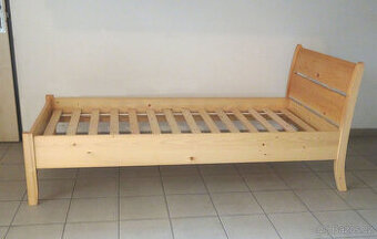 Kvalitní postel z masivu, výborný stav.