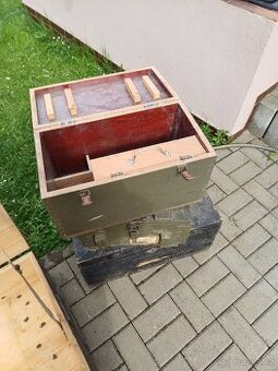 Prodám vojenské bedny od munice a lékařských materiálů