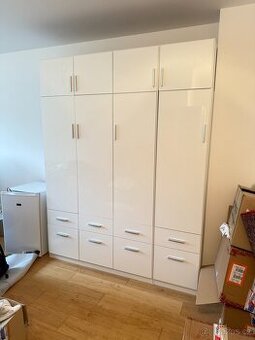 Šatní skříň CELIA bílá vysoký lesk 4 dveř.