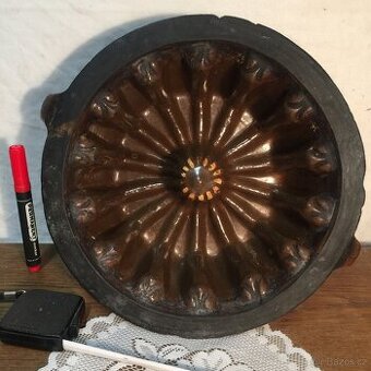 velká velice stará1850 forma Monumentální bábovka