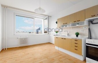 Pronájem bytu 3+1/L, 77m2, ul. Vybíralova, Praha 9 - Černý M