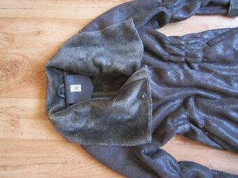 Zimní kabát s kožešinou uvnitř, M/L, zvenku semiš s patinou