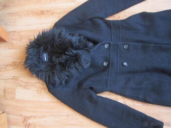 Černý kabát s kožešinou na límci, vel. M/L, délka 115 cm