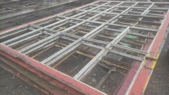 Stará železná okna, 10 ks-127x207cm, fabrické okno