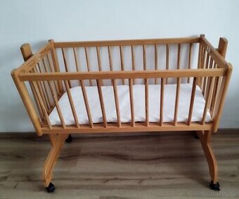 Dřevěná kolébka pro miminko