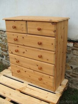 Masivní dřevěná komoda