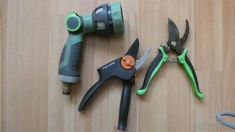 zahradní nůžky + rozstřikovač