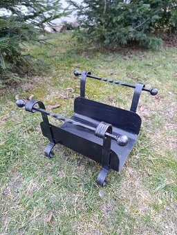 Kovaný koš na dřevo ke krbu