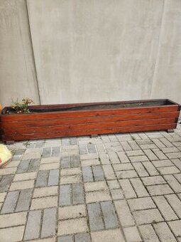 Vyvýšený záhon na bylinky, květiny.