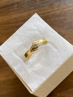 Zlatý dámský prsten