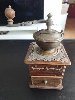 Luxusní secesní kávomlýnek – bohaté zdobení, erb s lyrou