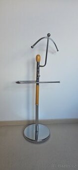 Němý sluha - stojan na oblečení