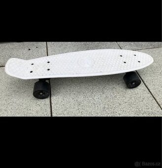 Bílý pennyboard značky Seven