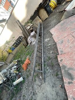 Starý dřevěný žebřík