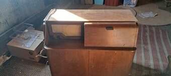 Rádio s gramofonem ve skříňce