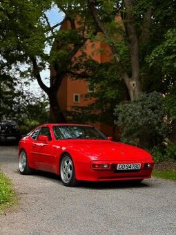 Porsche 944