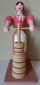 Česká tradiční dřevěná hračka panenka s máselnicí nová