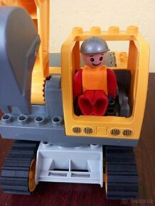 Lego bagr s pásy a figurkou, otočná kabinka
