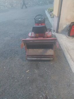 Zahradni traktor