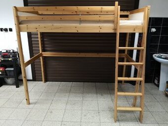 postel s žebříkem
