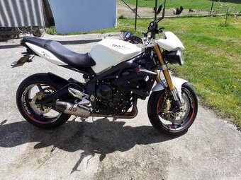 Street triple