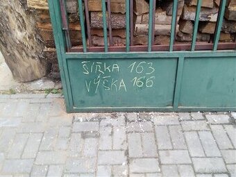 Dvoukřídlá brána