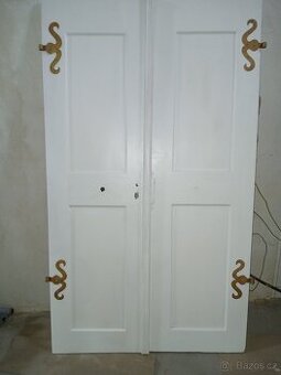 Prodám velmi staré dubové dveře, rozměr výška 214 cm, šířka
