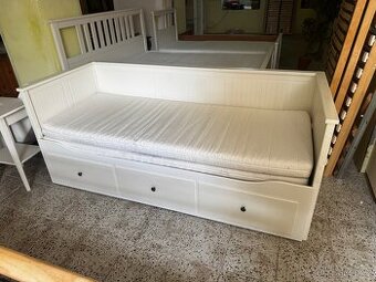 Hezká rozkládací postel-pohovka IKEA HEMNES komplet