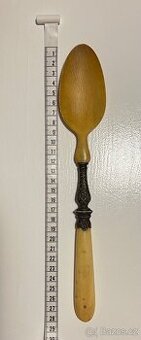 Starožitná lžíce s erbem