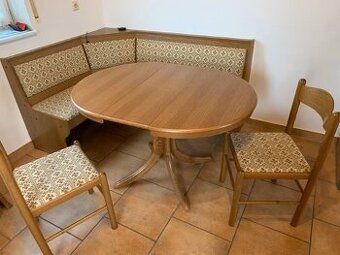 Rohová lavice, rozkládací jídelní stůl a 2 židle