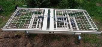 polohovací elektrická postel s ovladačem pro invalidy