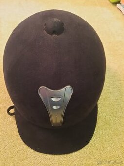 Jezdecká přilba a chrániče na koně