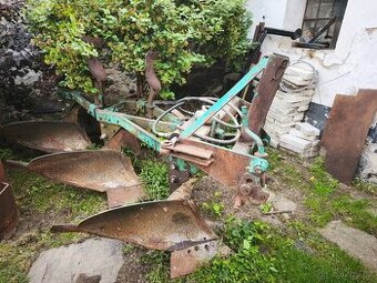 Tříradličný pluh