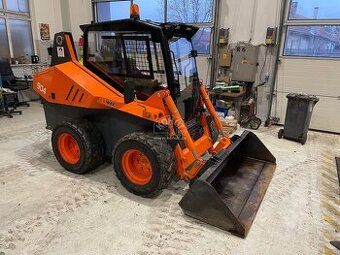 smykem řízený nakladač LOCUST 904