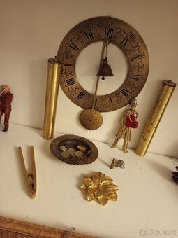 Starožitné závažove mosazné hodiny