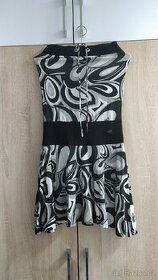 Bíločerné vzorované šaty se zavazováním za krk