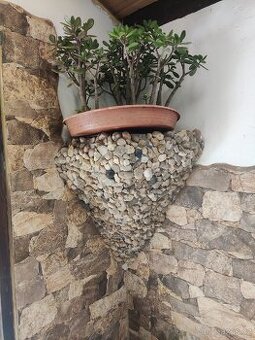 Rohové police z kamene