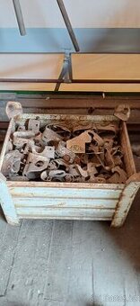 Lešenářské žabky-150 ks+plech.kontejner