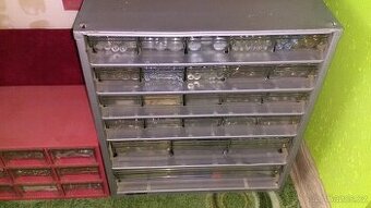 Prodám mix spojovacího materiálu včetně skříněk a šuplíčků ,